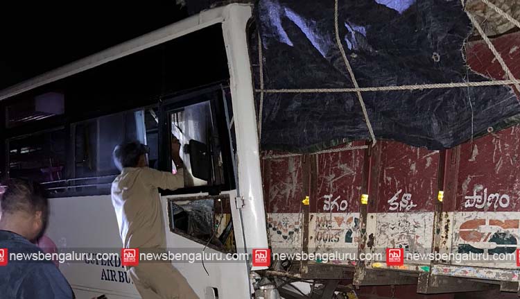 കേരള ആർടിസി ബസ് ചന്നപ്പട്ടണയില് അപകടത്തിൽപ്പെട്ടു; 9 പേർക്ക് പരുക്ക് കേരള ആർടിസി ബസ് ചന്നപ്പട്ടണയില് അപകടത്തിൽപ്പെട്ടു; 9 പേർക്ക് പരുക്ക്