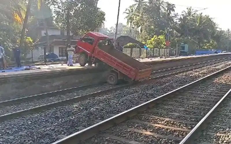 കോഴിക്കോട് മുക്കാളിയില് റെയില്വേ ട്രാക്കിലേക്ക് ടിപ്പര് മറിഞ്ഞു; ട്രെയിൻ ഗതാഗതം സ്തംഭിച്ചു കോഴിക്കോട് മുക്കാളിയില് റെയില്വേ ട്രാക്കിലേക്ക് ടിപ്പര് മറിഞ്ഞു; ട്രെയിൻ ഗതാഗതം സ്തംഭിച്ചു