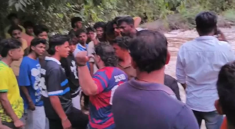 മലപ്പുറം പൂക്കോട്ടുംപാടത്ത് മലവെള്ളപ്പാച്ചിൽ; ഒരാൾ മരിച്ചു, മൂന്നു പേരെ കാണാനില്ല മലപ്പുറം പൂക്കോട്ടുംപാടത്ത് മലവെള്ളപ്പാച്ചിൽ; ഒരാൾ മരിച്ചു, മൂന്നു പേരെ കാണാനില്ല