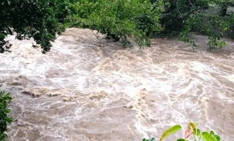 മലപ്പുറത്ത് മലവെള്ളപ്പാച്ചില്; മൂന്നു മൃതദേഹങ്ങള് കൂടി കണ്ടെത്തി, മരണം അഞ്ചായി മലപ്പുറത്ത് മലവെള്ളപ്പാച്ചില്; മൂന്നു മൃതദേഹങ്ങള് കൂടി കണ്ടെത്തി, മരണം അഞ്ചായി