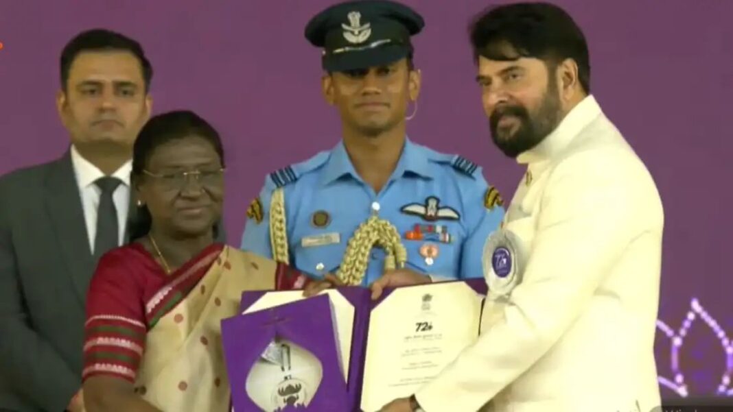 നാലാം തവണയും മികച്ച നടനുള്ള ദേശീയ അംഗീകാരം; രാഷ്ട്രപതിയില് നിന്ന് പുരസ്കാരം ഏറ്റുവാങ്ങി മമ്മൂട്ടി നാലാം തവണയും മികച്ച നടനുള്ള ദേശീയ അംഗീകാരം; രാഷ്ട്രപതിയില് നിന്ന് പുരസ്കാരം ഏറ്റുവാങ്ങി മമ്മൂട്ടി