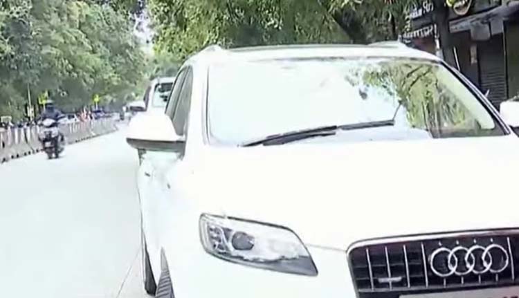 ഓഡി കാറിനുള്ളിൽ റിയൽ എസ്റ്റേറ്റ് വ്യാപാരിയെ മരിച്ച നിലയിൽ കണ്ടെത്തി; ഹൃദയാഘാതമെന്ന് പ്രാഥമിക നിഗമനം ഓഡി കാറിനുള്ളിൽ റിയൽ എസ്റ്റേറ്റ് വ്യാപാരിയെ മരിച്ച നിലയിൽ കണ്ടെത്തി; ഹൃദയാഘാതമെന്ന് പ്രാഥമിക നിഗമനം