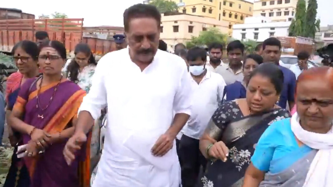 എസ്.ഐ.ആർ.; വോട്ടർപട്ടികയിൽനിന്ന് ഒഴിവാക്കപ്പെട്ടവരെ നേരിൽക്കണ്ട് തെളിവുകൾ ശേഖരിക്കാനുള്ള യാത്രയുമായി പ്രകാശ്രാജ് എസ്.ഐ.ആർ.; വോട്ടർപട്ടികയിൽനിന്ന് ഒഴിവാക്കപ്പെട്ടവരെ നേരിൽക്കണ്ട് തെളിവുകൾ ശേഖരിക്കാനുള്ള യാത്രയുമായി പ്രകാശ്രാജ്