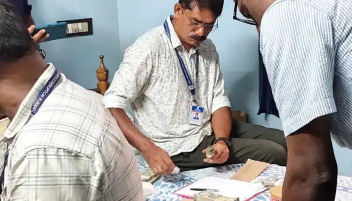 കൊച്ചിയില് ജിഎസ്ടി ജോ. കമ്മീഷണറുടെ ഓഫീസിലും വീട്ടിലും വിജിലന്സ് പരിശോധന; 14 ലക്ഷം രൂപ പിടിച്ചെടുത്തു കൊച്ചിയില് ജിഎസ്ടി ജോ. കമ്മീഷണറുടെ ഓഫീസിലും വീട്ടിലും വിജിലന്സ് പരിശോധന; 14 ലക്ഷം രൂപ പിടിച്ചെടുത്തു