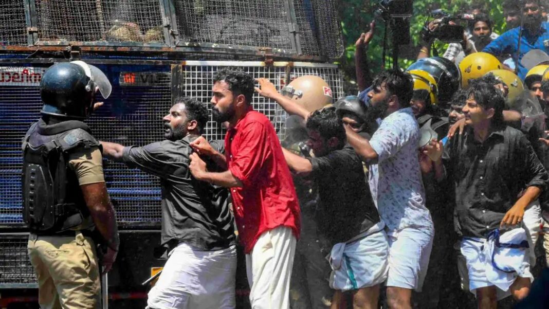 സെക്രട്ടേറിയേറ്റ് പ്രതിഷേധത്തിനിടെ പോലീസിനെ ആക്രമിച്ച കേസ്; എസ്എഫ്ഐ പ്രവര്ത്തകൻ അറസ്റ്റില് സെക്രട്ടേറിയേറ്റ് പ്രതിഷേധത്തിനിടെ പോലീസിനെ ആക്രമിച്ച കേസ്; എസ്എഫ്ഐ പ്രവര്ത്തകൻ അറസ്റ്റില്