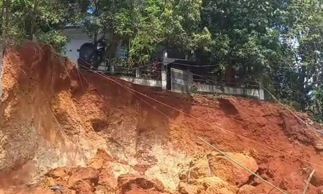 വടകര ദേശീയപാതയില് വീണ്ടും മണ്ണിടിച്ചില് വടകര ദേശീയപാതയില് വീണ്ടും മണ്ണിടിച്ചില്