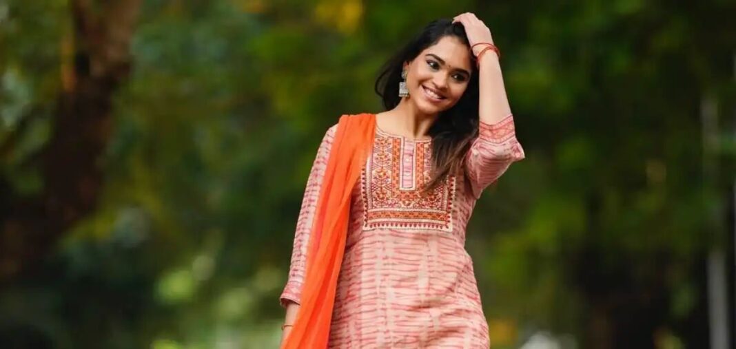 ഷോര്ട്ട് ഫിലിം നിര്മ്മിക്കാമെന്ന് വാഗ്ദാനം ചെയ്ത് യുവാവില് നിന്ന് 5 ലക്ഷം തട്ടി; നടി വര്ഷിണി വെങ്കട്ട് അറസ്റ്റില് ഷോര്ട്ട് ഫിലിം നിര്മ്മിക്കാമെന്ന് വാഗ്ദാനം ചെയ്ത് യുവാവില് നിന്ന് 5 ലക്ഷം തട്ടി; നടി വര്ഷിണി വെങ്കട്ട് അറസ്റ്റില്