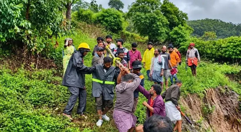 ഇടുക്കിയില് കനത്ത മഴ: വട്ടവടയില് വീട് തകര്ന്ന് വൈദ്യുതാഘാതമേറ്റ് രണ്ടു മരണം ഇടുക്കിയില് കനത്ത മഴ: വട്ടവടയില് വീട് തകര്ന്ന് വൈദ്യുതാഘാതമേറ്റ് രണ്ടു മരണം