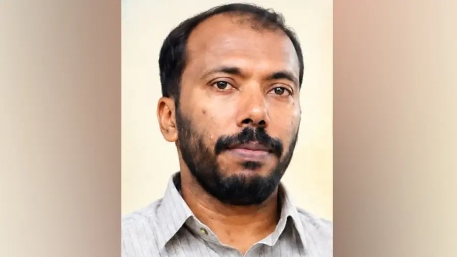 സ്കൂള് കലോൽസവ വേദിയിൽ അനൗൺസ്മെന്റ് നടത്തുന്നതിനിടെ അധ്യാപകൻ കുഴഞ്ഞുവീണ് മരിച്ചു സ്കൂള് കലോൽസവ വേദിയിൽ അനൗൺസ്മെന്റ് നടത്തുന്നതിനിടെ അധ്യാപകൻ കുഴഞ്ഞുവീണ് മരിച്ചു