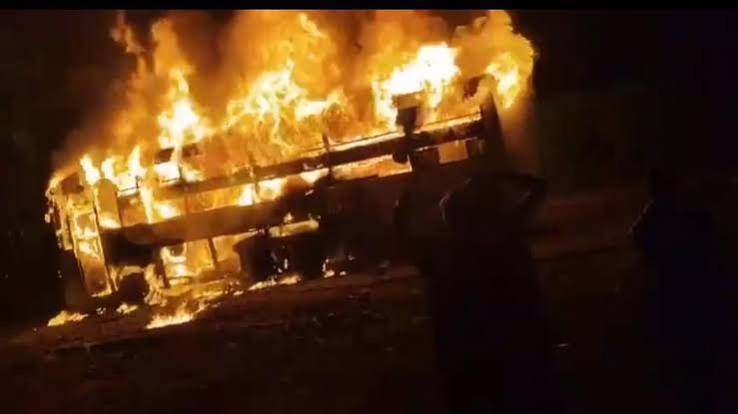 ഓടുന്ന ഡബിള് ഡെക്കര് സ്ലീപ്പര് ബസിന് തീപിടിച്ച് ഒന്പത് പേര് വെന്തുമരിച്ചു, നിരവധിപ്പേര്ക്ക് പൊള്ളലേറ്റു ഓടുന്ന ഡബിള് ഡെക്കര് സ്ലീപ്പര് ബസിന് തീപിടിച്ച് ഒന്പത് പേര് വെന്തുമരിച്ചു, നിരവധിപ്പേര്ക്ക് പൊള്ളലേറ്റു
