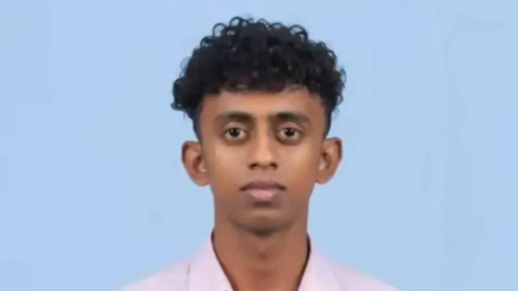 ടർഫിൽ ഫുട്ബോൾ കളിക്കുന്നതിനിടെ 16കാരൻ കുഴഞ്ഞുവീണ് മരിച്ചു ടർഫിൽ ഫുട്ബോൾ കളിക്കുന്നതിനിടെ 16കാരൻ കുഴഞ്ഞുവീണ് മരിച്ചു