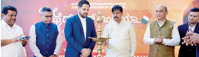 ലുലു മാളിൽ ‘ത്രെഡ്സ് ഓഫ് ഇന്ത്യ’ കൈത്തറി വസ്ത്രപ്രദർശനം ലുലു മാളിൽ ‘ത്രെഡ്സ് ഓഫ് ഇന്ത്യ’ കൈത്തറി വസ്ത്രപ്രദർശനം