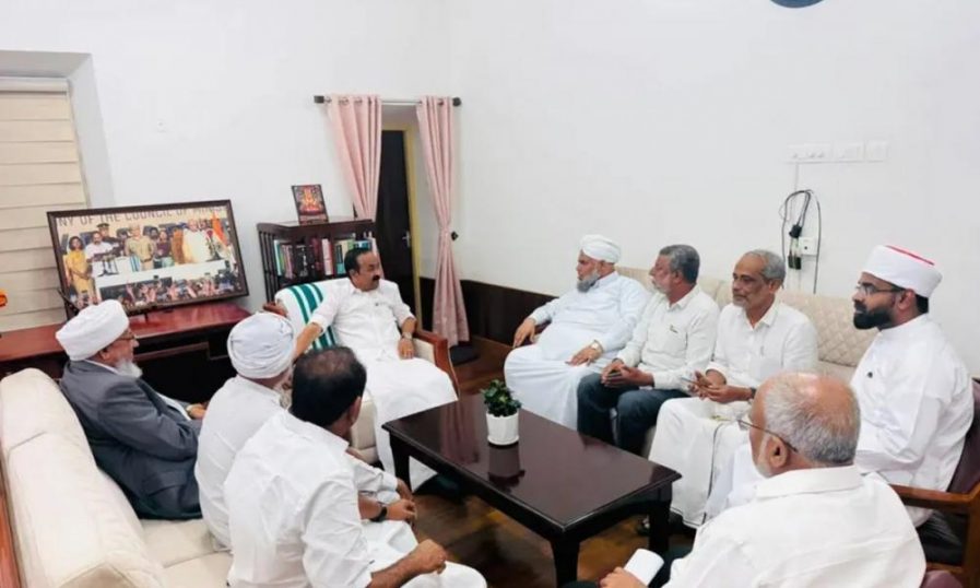 ക്ലിഫ് ഹൗസിലെത്തി കാന്തപുരം വിഭാഗം നേതാക്കൾ നേതാക്കൾ, പിന്നാലെ മുഖ്യമന്ത്രിയുടെ ഫെയ്സ്ബുക്ക് പോസ്റ്റ് പിൻവലിച്ചു ക്ലിഫ് ഹൗസിലെത്തി കാന്തപുരം വിഭാഗം നേതാക്കൾ നേതാക്കൾ, പിന്നാലെ മുഖ്യമന്ത്രിയുടെ ഫെയ്സ്ബുക്ക് പോസ്റ്റ് പിൻവലിച്ചു