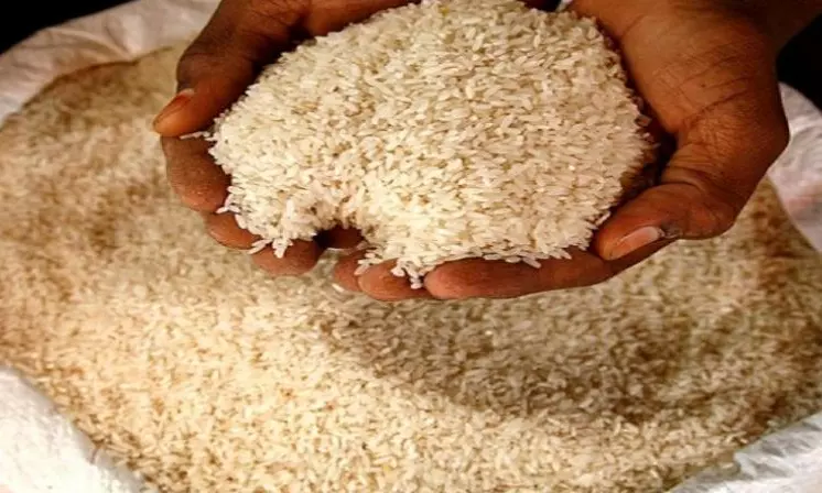 റേഷൻ കടത്ത്; കർണാടകയിൽ 17.78 ലക്ഷം കിലോ ധാന്യം പിടിച്ചെടുത്തു, 215 പേർ അറസ്റ്റിൽ റേഷൻ കടത്ത്; കർണാടകയിൽ 17.78 ലക്ഷം കിലോ ധാന്യം പിടിച്ചെടുത്തു, 215 പേർ അറസ്റ്റിൽ