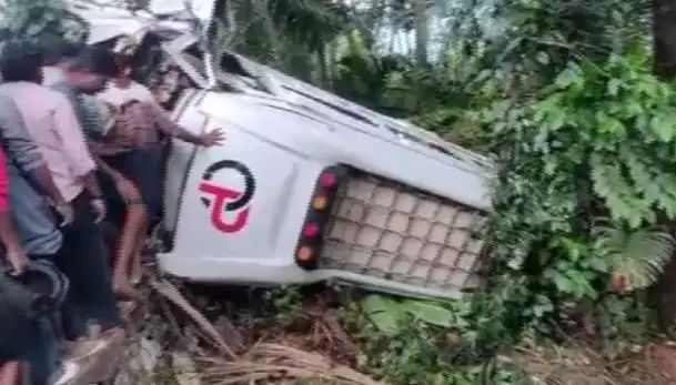 കോഴിക്കോട് ട്രാവലര് മറിഞ്ഞ് അപകടം; 11 മാസം പ്രായമായ കുട്ടി മരിച്ചു കോഴിക്കോട് ട്രാവലര് മറിഞ്ഞ് അപകടം; 11 മാസം പ്രായമായ കുട്ടി മരിച്ചു