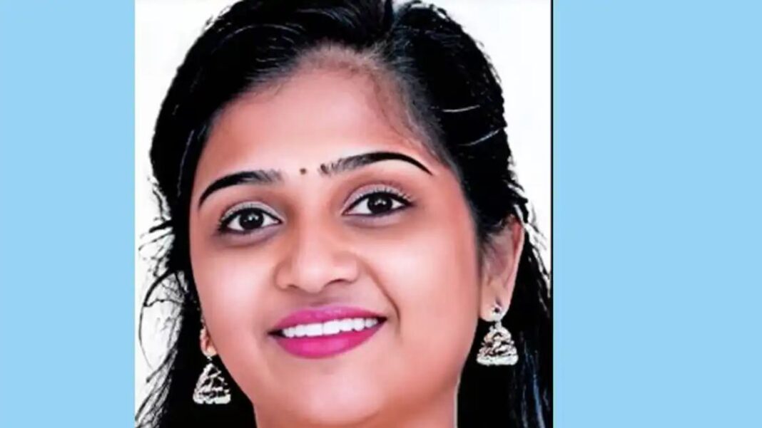 കാറിനു പിന്നില് ഇടിച്ച ബൈക്കില് നിന്നു തെറിച്ചു വീണ യുവതി ലോറികയറി മരിച്ചു കാറിനു പിന്നില് ഇടിച്ച ബൈക്കില് നിന്നു തെറിച്ചു വീണ യുവതി ലോറികയറി മരിച്ചു