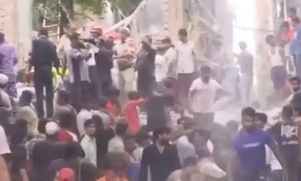 ഡല്ഹിയില് അഞ്ചുനില കെട്ടിടം തകര്ന്നു വീണു; നിരവധിപ്പേര് കുടുങ്ങിയതായി സൂചന ഡല്ഹിയില് അഞ്ചുനില കെട്ടിടം തകര്ന്നു വീണു; നിരവധിപ്പേര് കുടുങ്ങിയതായി സൂചന