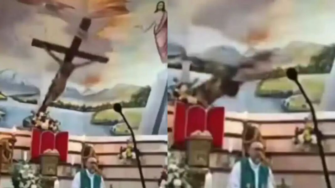 പള്ളിയില് കുര്ബാനയ്ക്കിടെ കുരിശ് തകര്ന്നുവീണ് വൈദികന് ദാരുണാന്ത്യം പള്ളിയില് കുര്ബാനയ്ക്കിടെ കുരിശ് തകര്ന്നുവീണ് വൈദികന് ദാരുണാന്ത്യം