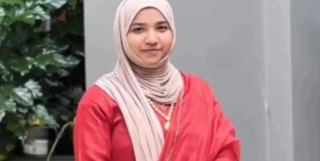 കോഴിക്കോട് താഴ്ചയിലേക്ക് സ്കൂട്ടര് മറിഞ്ഞ് അപകടം; യുവതി മരിച്ചു കോഴിക്കോട് താഴ്ചയിലേക്ക് സ്കൂട്ടര് മറിഞ്ഞ് അപകടം; യുവതി മരിച്ചു