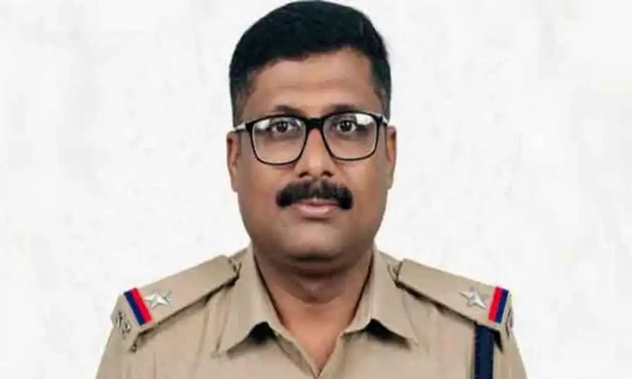 ജോലിക്കിടെ പോലീസുദ്യോഗസ്ഥന് കുഴഞ്ഞുവീണ് മരിച്ചു ജോലിക്കിടെ പോലീസുദ്യോഗസ്ഥന് കുഴഞ്ഞുവീണ് മരിച്ചു