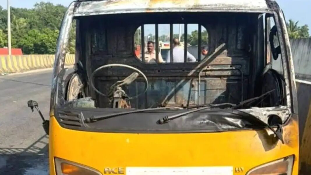 ആലപ്പുഴ ബൈപ്പാസില് ഓടിക്കൊണ്ടിരുന്ന മിനി ലോറിക്ക് തീപിടിച്ചു ആലപ്പുഴ ബൈപ്പാസില് ഓടിക്കൊണ്ടിരുന്ന മിനി ലോറിക്ക് തീപിടിച്ചു