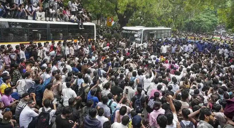 സമരക്കടലായി രാജ്യതലസ്ഥാനം; സുപ്രീം കോടതിയിലേക്കുള്ള ഇന്ത്യ സഖ്യത്തിന്റെ മാര്ച്ച് ആരംഭിച്ചു സമരക്കടലായി രാജ്യതലസ്ഥാനം; സുപ്രീം കോടതിയിലേക്കുള്ള ഇന്ത്യ സഖ്യത്തിന്റെ മാര്ച്ച് ആരംഭിച്ചു