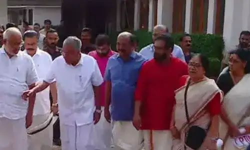 ഡല്ഹിയില് സിപിഐഎം നേതാക്കള് കസ്റ്റഡിയില്; പിണറായി വിജയനടക്കമുള്ള പ്രമുഖരെ തടഞ്ഞു ഡല്ഹിയില് സിപിഐഎം നേതാക്കള് കസ്റ്റഡിയില്; പിണറായി വിജയനടക്കമുള്ള പ്രമുഖരെ തടഞ്ഞു