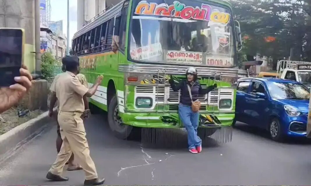 ഇരുചക്ര വാഹന യാത്രക്കാരെ ഇടിച്ചിട്ട് ക്രൂരത, സ്കൂട്ടറില് 3 തവണ ഇടിച്ചു; സ്വകാര്യ ബസ് തടഞ്ഞ് യുവതി ഇരുചക്ര വാഹന യാത്രക്കാരെ ഇടിച്ചിട്ട് ക്രൂരത, സ്കൂട്ടറില് 3 തവണ ഇടിച്ചു; സ്വകാര്യ ബസ് തടഞ്ഞ് യുവതി