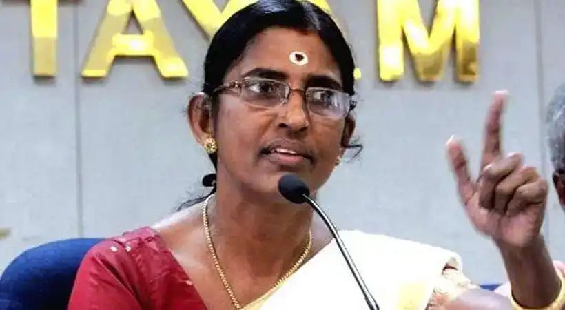 നെടുമ്പാശ്ശേരി അപകടം; മരിച്ച ഗോപികയുടെ കുടുംബത്തെ ഭീഷണിപ്പെടുത്തി കെ.പി. ശശികല നെടുമ്പാശ്ശേരി അപകടം; മരിച്ച ഗോപികയുടെ കുടുംബത്തെ ഭീഷണിപ്പെടുത്തി കെ.പി. ശശികല