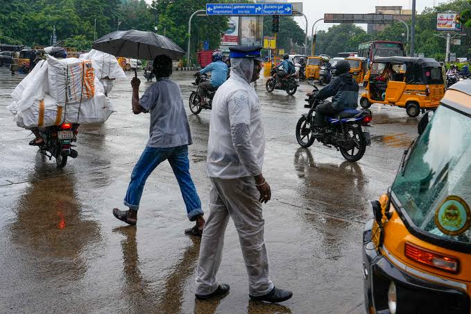 കനത്ത മഴ; തമിഴ്നാട്ടിൽ മൂന്ന് ജില്ലകളിൽ ഇന്ന് സ്കൂളുകൾക്ക് അവധി കനത്ത മഴ; തമിഴ്നാട്ടിൽ മൂന്ന് ജില്ലകളിൽ ഇന്ന് സ്കൂളുകൾക്ക് അവധി