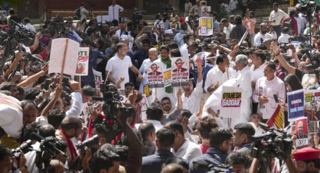 ഗ്യാനേഷ് കുമാറിന്റെ രാജി; മാർച്ച് തടഞ്ഞ് പോലിസ്, ഇന്ത്യ സഖ്യം എം.പിമാരെ കസ്റ്റഡിയിലെടുത്ത് നീക്കി ഗ്യാനേഷ് കുമാറിന്റെ രാജി; മാർച്ച് തടഞ്ഞ് പോലിസ്, ഇന്ത്യ സഖ്യം എം.പിമാരെ കസ്റ്റഡിയിലെടുത്ത് നീക്കി