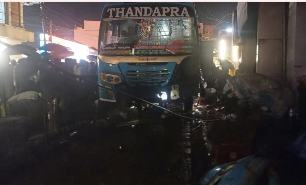കോട്ടയം ചന്തക്കവലയിൽ സ്വകാര്യബസ് ഫുട്പാത്തിലേക്ക് ഇടിച്ചുകയറി, 5 പേർക്ക് പരുക്ക്, 2 പേരുടെ നില ഗുരുതരം കോട്ടയം ചന്തക്കവലയിൽ സ്വകാര്യബസ് ഫുട്പാത്തിലേക്ക് ഇടിച്ചുകയറി, 5 പേർക്ക് പരുക്ക്, 2 പേരുടെ നില ഗുരുതരം