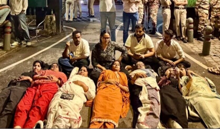 പാർലമെന്റ് സ്ട്രീറ്റ് പോലീസ് സ്റ്റേഷന് മുന്നിലെ ധർണ; എൻഎസ്യുഐ പ്രവർത്തകരും ജെബി മേത്തർ എംപിയും കസ്റ്റഡിയിൽ പാർലമെന്റ് സ്ട്രീറ്റ് പോലീസ് സ്റ്റേഷന് മുന്നിലെ ധർണ; എൻഎസ്യുഐ പ്രവർത്തകരും ജെബി മേത്തർ എംപിയും കസ്റ്റഡിയിൽ