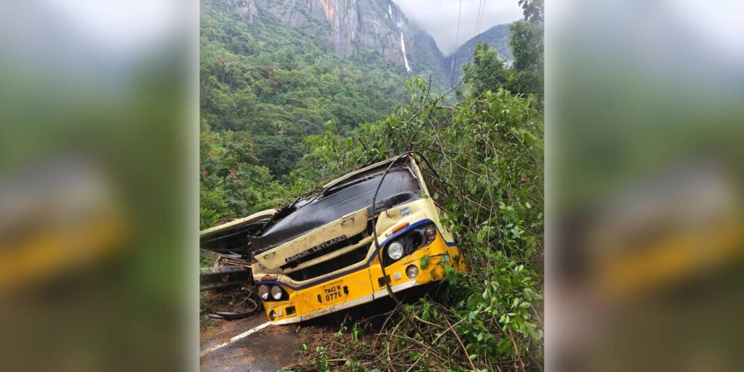 തമിഴ്നാട്ടില് കനത്ത മഴ; ഊട്ടി പാതയില് ബസിന് മുകളിലേക്ക് മണ്ണിടിഞ്ഞു വീണു, യാത്രക്കാര് രക്ഷപ്പെട്ടു തമിഴ്നാട്ടില് കനത്ത മഴ; ഊട്ടി പാതയില് ബസിന് മുകളിലേക്ക് മണ്ണിടിഞ്ഞു വീണു, യാത്രക്കാര് രക്ഷപ്പെട്ടു