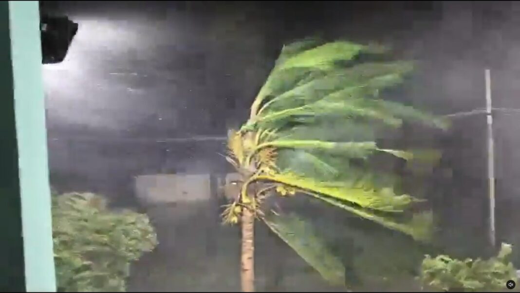 അർണബ് ചുഴലിക്കാറ്റ് തീരം തൊട്ടു; ആന്ധ്രയിലും ഒഡീഷയിലും കനത്ത നാശനഷ്ടം, വിമാന-റെയിൽ സർവീസുകൾ മുടങ്ങി, കനത്ത ജാഗ്രത അർണബ് ചുഴലിക്കാറ്റ് തീരം തൊട്ടു; ആന്ധ്രയിലും ഒഡീഷയിലും കനത്ത നാശനഷ്ടം, വിമാന-റെയിൽ സർവീസുകൾ മുടങ്ങി, കനത്ത ജാഗ്രത