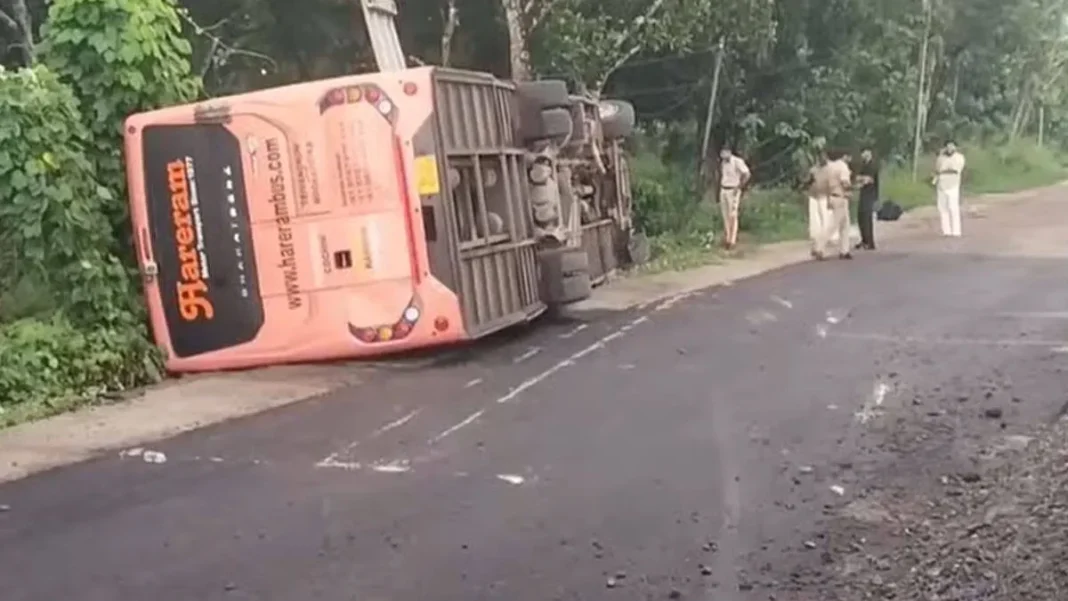 ആലപ്പുഴയിൽ ബസ് നിയന്ത്രണംവിട്ട് മറിഞ്ഞു; 14 പേർക്ക് പരുക്ക്, ഒരാളുടെ നില ഗുരുതരം ആലപ്പുഴയിൽ ബസ് നിയന്ത്രണംവിട്ട് മറിഞ്ഞു; 14 പേർക്ക് പരുക്ക്, ഒരാളുടെ നില ഗുരുതരം