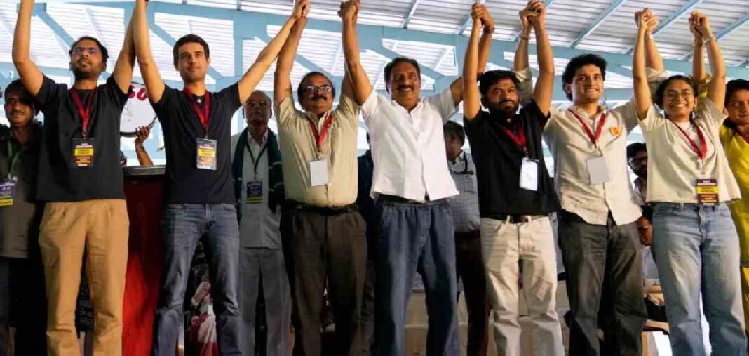 ഫ്രീഡം പാർക്കിൽ എസ്.ഐ.ആർ വിരുദ്ധ പ്രതിഷേധം: അഭിജീത് ദിപ്കെയും, ധ്രുവ് റാഠിയും പ്രകാശ് രാജും പങ്കെടുത്തു; ‘ജനതാ ന്യായാലയത്തിൽ’ വോട്ടർമാരുടെ പരാതികൾ ഫ്രീഡം പാർക്കിൽ എസ്.ഐ.ആർ വിരുദ്ധ പ്രതിഷേധം: അഭിജീത് ദിപ്കെയും, ധ്രുവ് റാഠിയും പ്രകാശ് രാജും പങ്കെടുത്തു; ‘ജനതാ ന്യായാലയത്തിൽ’ വോട്ടർമാരുടെ പരാതികൾ