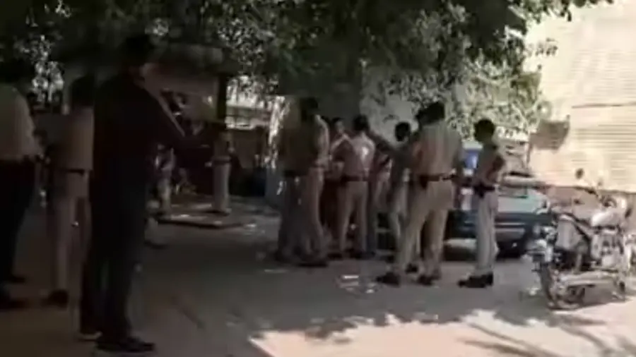 ഡൽഹിയിൽ 12-ാം ക്ലാസ് വിദ്യാർഥിനി സ്കൂളിൽ സ്വയം തീ കൊളുത്തി മരിച്ചു; ബാഗിൽ നിന്ന് മൂന്ന് കുറിപ്പുകൾ കണ്ടെത്തി ഡൽഹിയിൽ 12-ാം ക്ലാസ് വിദ്യാർഥിനി സ്കൂളിൽ സ്വയം തീ കൊളുത്തി മരിച്ചു; ബാഗിൽ നിന്ന് മൂന്ന് കുറിപ്പുകൾ കണ്ടെത്തി