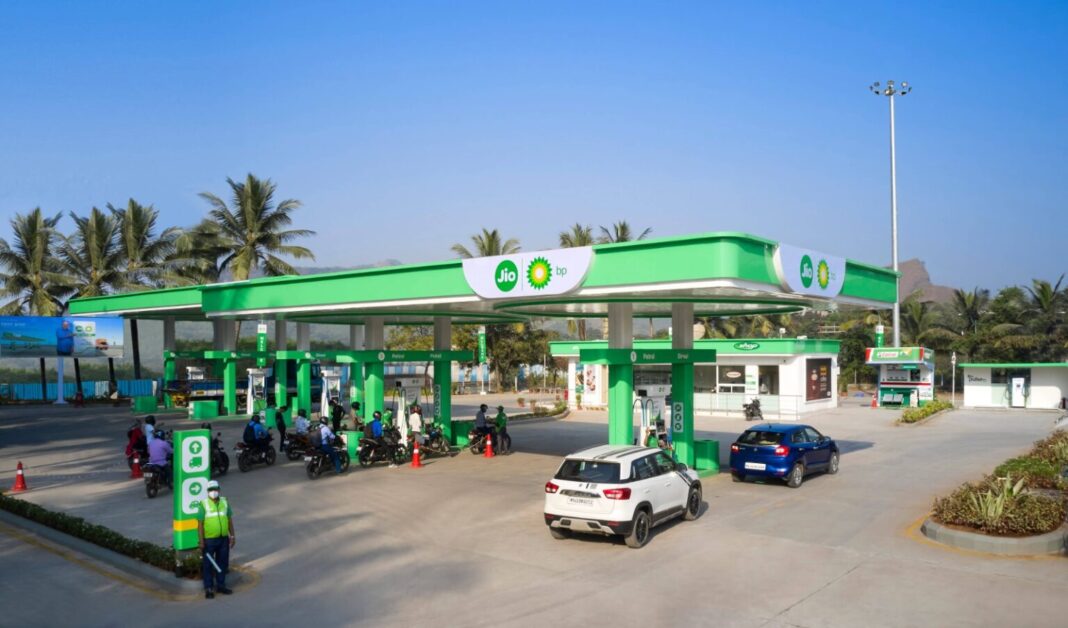 പെട്രോളിന് ഒറ്റയടിക്ക് അഞ്ച് രൂപയും ഡീസലിനു മൂന്ന് രൂപയും കൂട്ടി ജിയോ പെട്രോളിന് ഒറ്റയടിക്ക് അഞ്ച് രൂപയും ഡീസലിനു മൂന്ന് രൂപയും കൂട്ടി ജിയോ