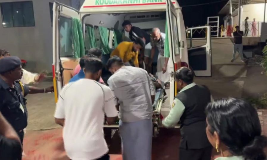 കക്കാടംപൊയിലിൽ സന്ദർശനത്തിനെത്തിയവരുടെ ജീപ്പ് താഴ്ചയിലേക്ക് മറിഞ്ഞ് ഒരാൾക്ക് ദാരുണാന്ത്യം; ഏഴുപേർക്ക് പരുക്ക് കക്കാടംപൊയിലിൽ സന്ദർശനത്തിനെത്തിയവരുടെ ജീപ്പ് താഴ്ചയിലേക്ക് മറിഞ്ഞ് ഒരാൾക്ക് ദാരുണാന്ത്യം; ഏഴുപേർക്ക് പരുക്ക്