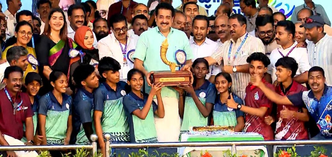 സംസ്ഥാന സ്കൂൾ കായികമേള; സ്വർണക്കപ്പ് നിലനിർത്തി തിരുവനന്തപുരം, അത്ലറ്റിക്സിൽ മലപ്പുറത്തിന് ഹാട്രിക് സംസ്ഥാന സ്കൂൾ കായികമേള; സ്വർണക്കപ്പ് നിലനിർത്തി തിരുവനന്തപുരം, അത്ലറ്റിക്സിൽ മലപ്പുറത്തിന് ഹാട്രിക്